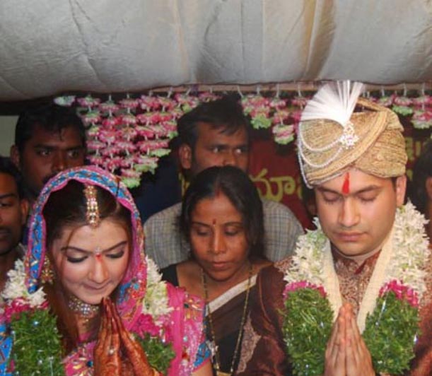 http://fearlessfalgons.files.wordpress.com/2009/06/aarthi-agarwal-marriage-pictures.jpg