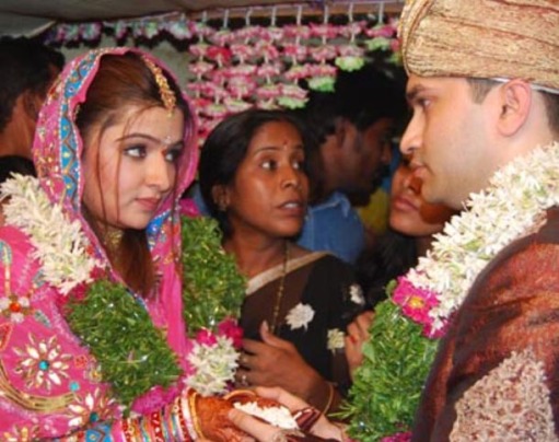 http://fearlessfalgons.files.wordpress.com/2009/06/aarthi-agarwal-marriage-pictures2.jpg?w=511&h=484